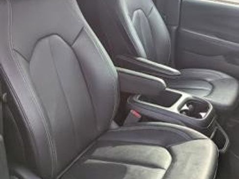Used 2025 Chrysler Pacifica Select image 21