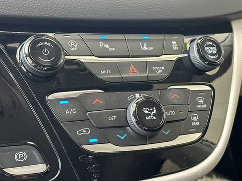 Used 2024 Chrysler Pacifica Touring-L FWD image 23