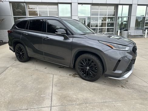 Used 2023 Toyota Highlander XSE AWD/4WD image 2