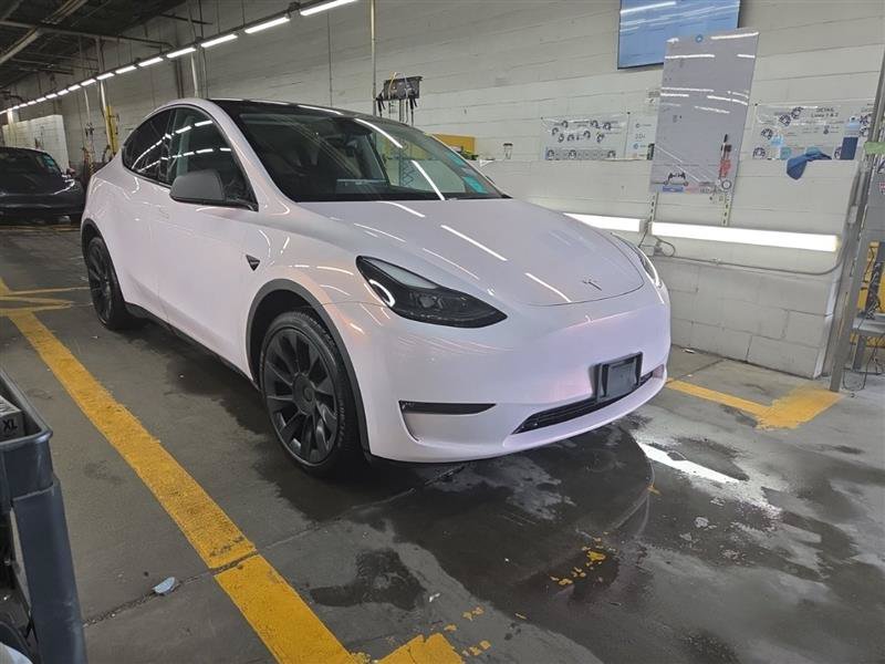 Used 2024 Tesla Model Y Long Range AWD/4WD image 3