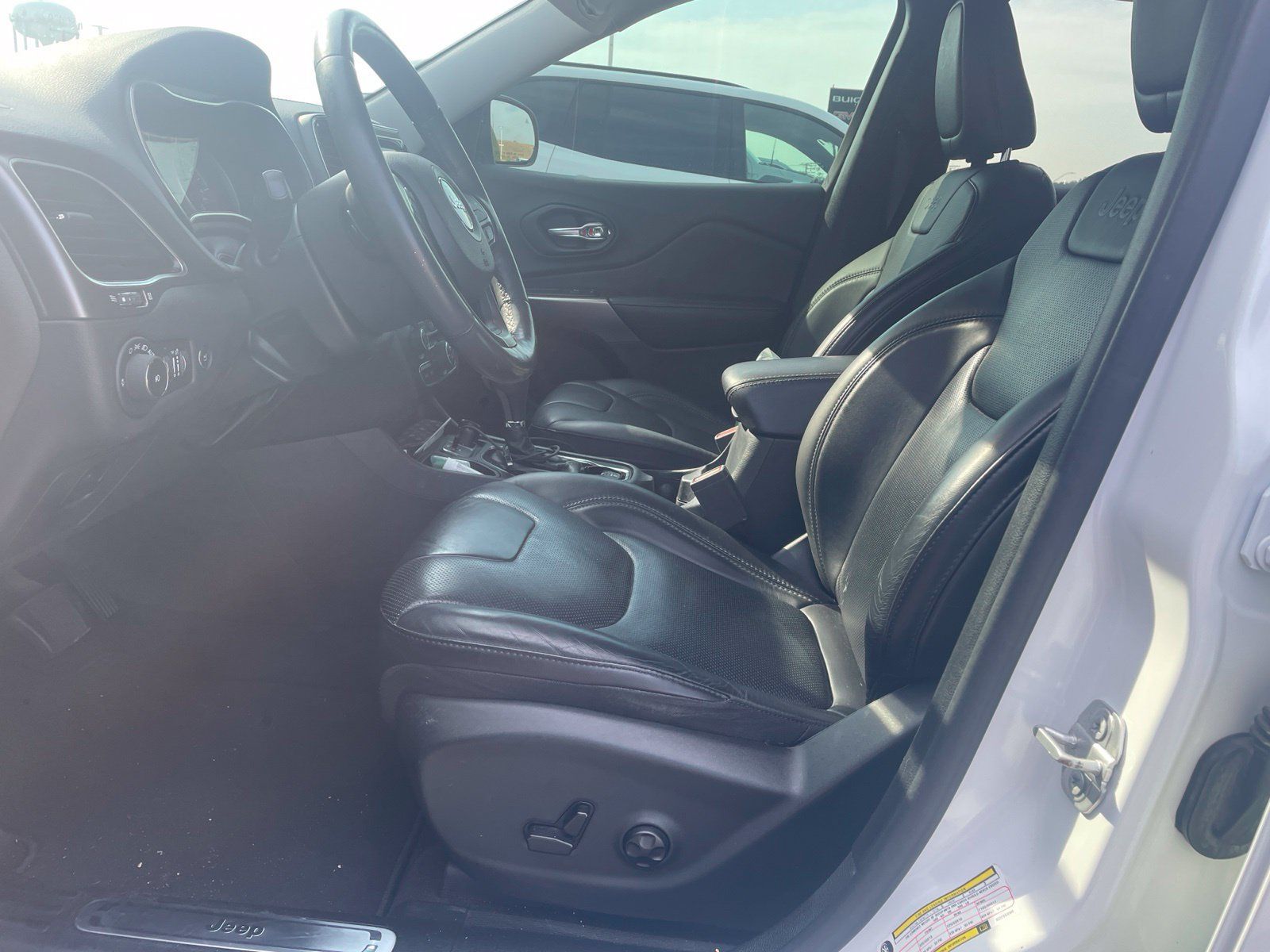 Used 2019 Jeep Cherokee Limited w/ Luxury Group FWD image 11