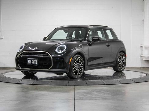 Used 2025 MINI Cooper 2-Door Hardtop image 3
