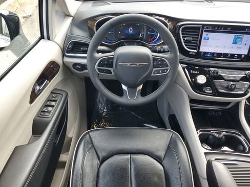 Certified 2023 Chrysler Pacifica Limited image 19