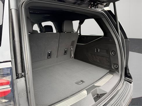 Used 2025 Chevrolet Suburban Z71 image 33