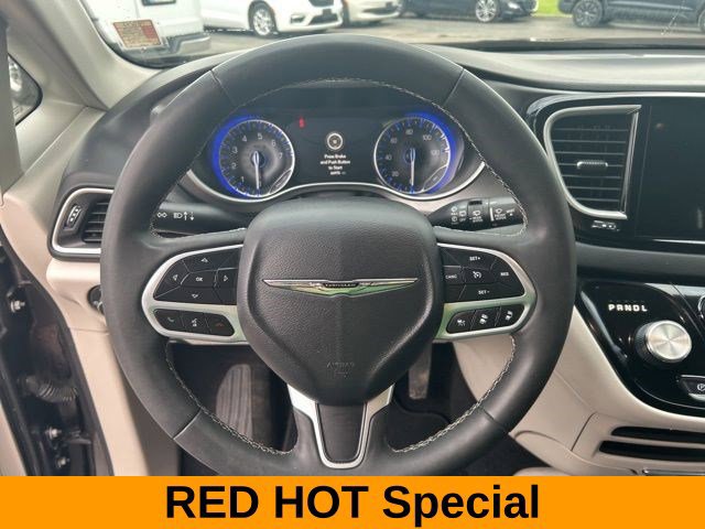 Used 2023 Chrysler Pacifica Touring-L FWD image 15