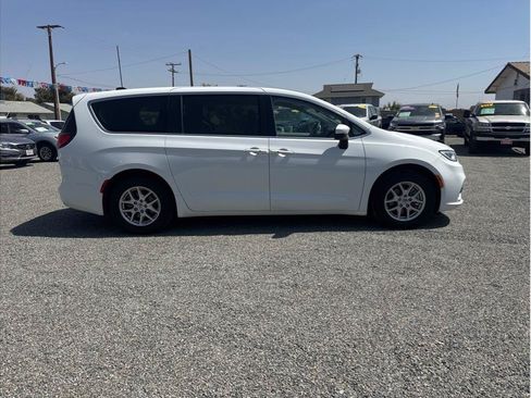 Used 2023 Chrysler Pacifica Touring-L FWD image 4