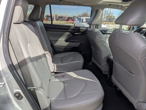 Used 2022 Toyota Highlander XLE image 32
