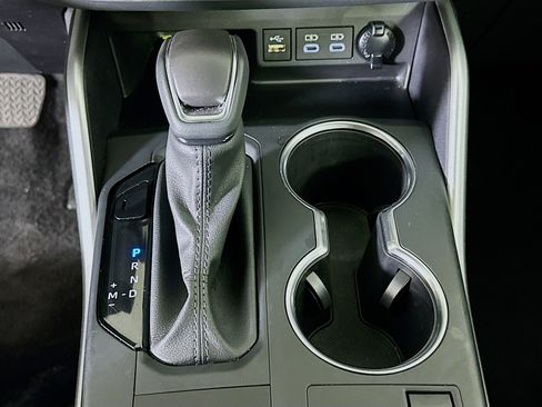 Used 2025 Toyota Highlander LE image 25