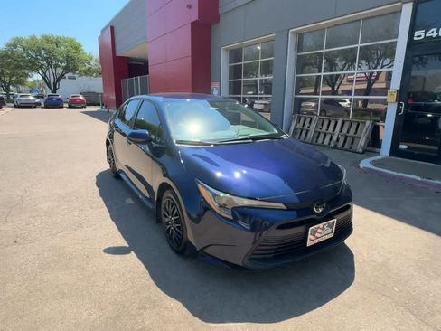 Used 2025 Toyota Corolla LE image 3