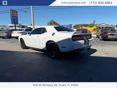Used 2019 Dodge Challenger SXT image 7
