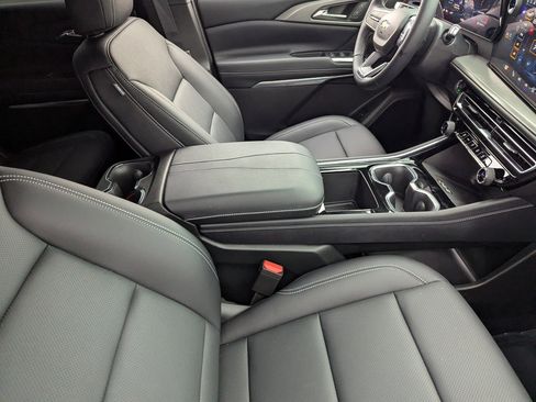 Used 2025 Chevrolet Traverse LT w/ Sun and Wheel Package image 12