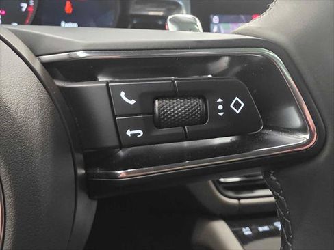 Used 2025 Porsche Macan AWD/4WD image 31