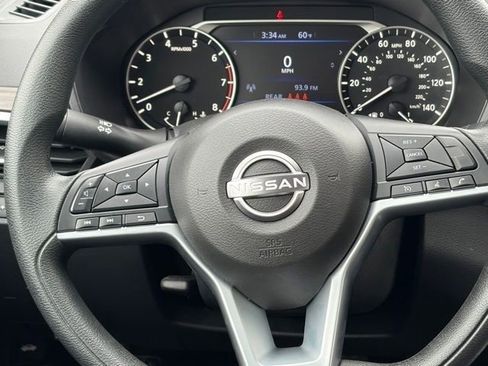 Used 2025 Nissan Altima 2.5 SV FWD image 3