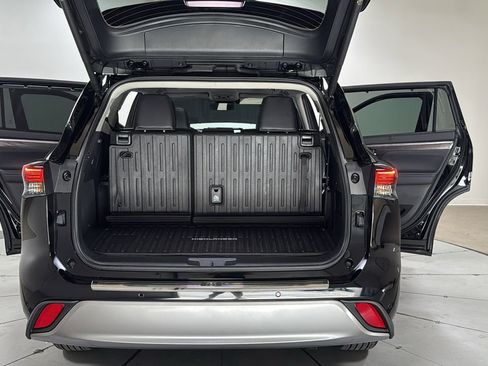 Certified 2026 Toyota Highlander Platinum image 16