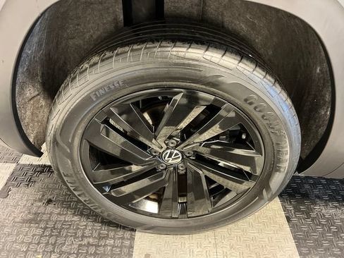 Certified 2023 Volkswagen Atlas Cross Sport SE FWD image 15