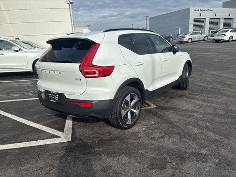 Used 2024 Volvo XC40 B5 Core image 3
