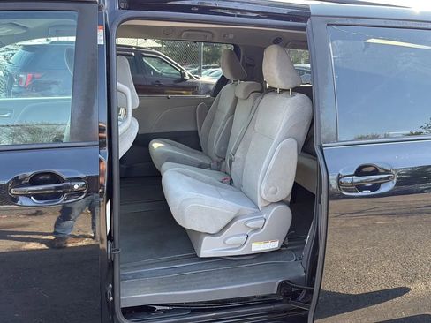 Used 2020 Toyota Sienna LE FWD image 28