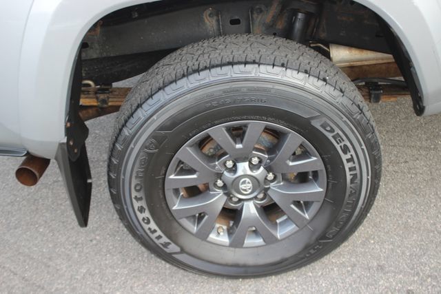 Used 2021 Toyota Tacoma SR5 AWD/4WD image 33