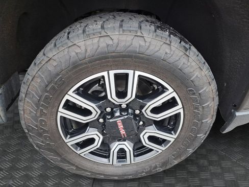 Used 2022 GMC Sierra 2500 AT4 w/ AT4 Premium Plus Package AWD/4WD image 10