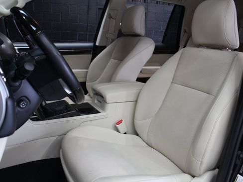 Used 2022 Lexus GX 460 Premium w/ Accessory Package AWD/4WD image 28
