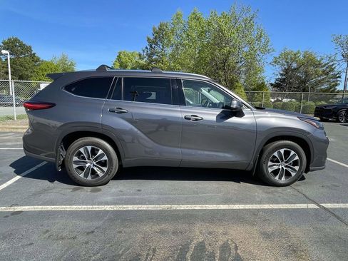 Used 2021 Toyota Highlander XLE image 17