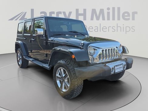 Used 2014 Jeep Wrangler Unlimited Sahara w/ Dual Top Group AWD/4WD image 7