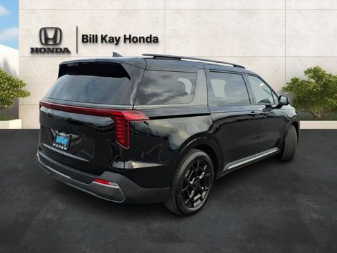 Used 2025 Kia Carnival SX Prestige image 3