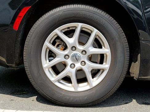 Used 2023 Chrysler Voyager LX image 13