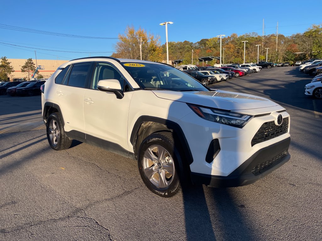 Used 2025 Toyota RAV4 XLE AWD/4WD image 7