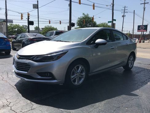 Used 2018 Chevrolet Cruze LT FWD image 4