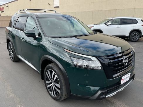 Used 2023 Nissan Pathfinder Platinum image 3