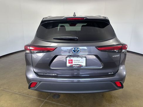 Used 2021 Toyota Highlander XLE AWD/4WD image 11