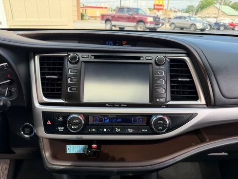 Used 2019 Toyota Highlander XLE AWD/4WD image 19