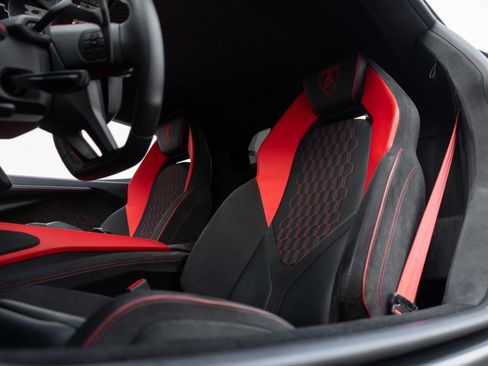 Used 2024 Lamborghini Revuelto image 27