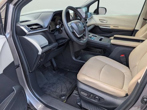 Used 2023 Toyota Sienna XLE image 32
