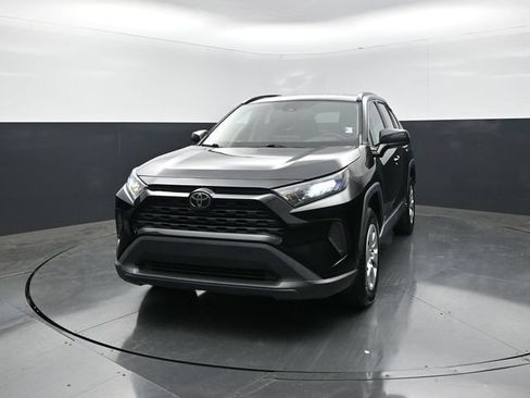 Used 2021 Toyota RAV4 LE FWD image 4