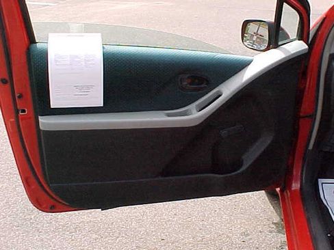 Used 2007 Toyota Yaris 2-Door Hatchback image 12