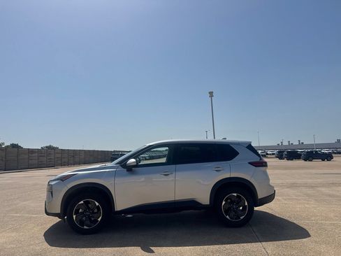 Certified 2025 Nissan Rogue SV FWD image 12