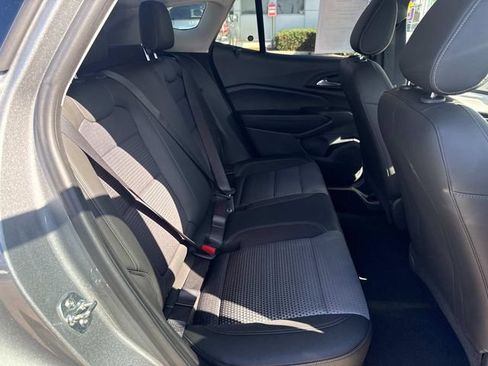 Used 2025 Chevrolet Trax LT w/ LT Convenience Package FWD image 15