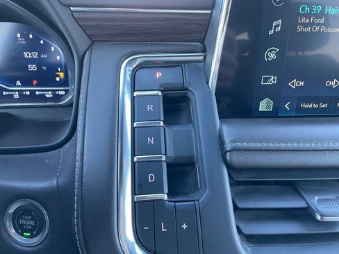 Used 2022 Chevrolet Suburban LT w/ Luxury Package image 14