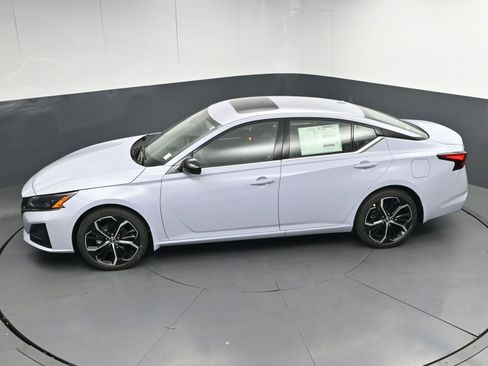 Used 2025 Nissan Altima 2.5 SR FWD image 37