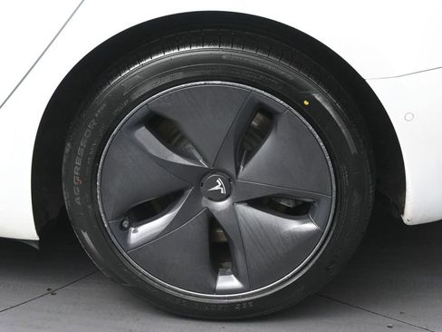 Used 2020 Tesla Model 3 Standard Range Plus RWD image 9