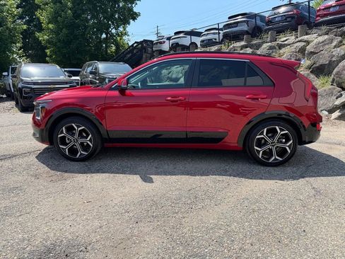 Used 2023 Kia Niro EX Touring FWD image 2