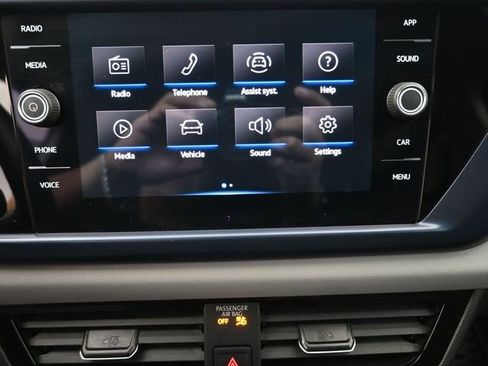 Used 2022 Volkswagen Taos SE image 3