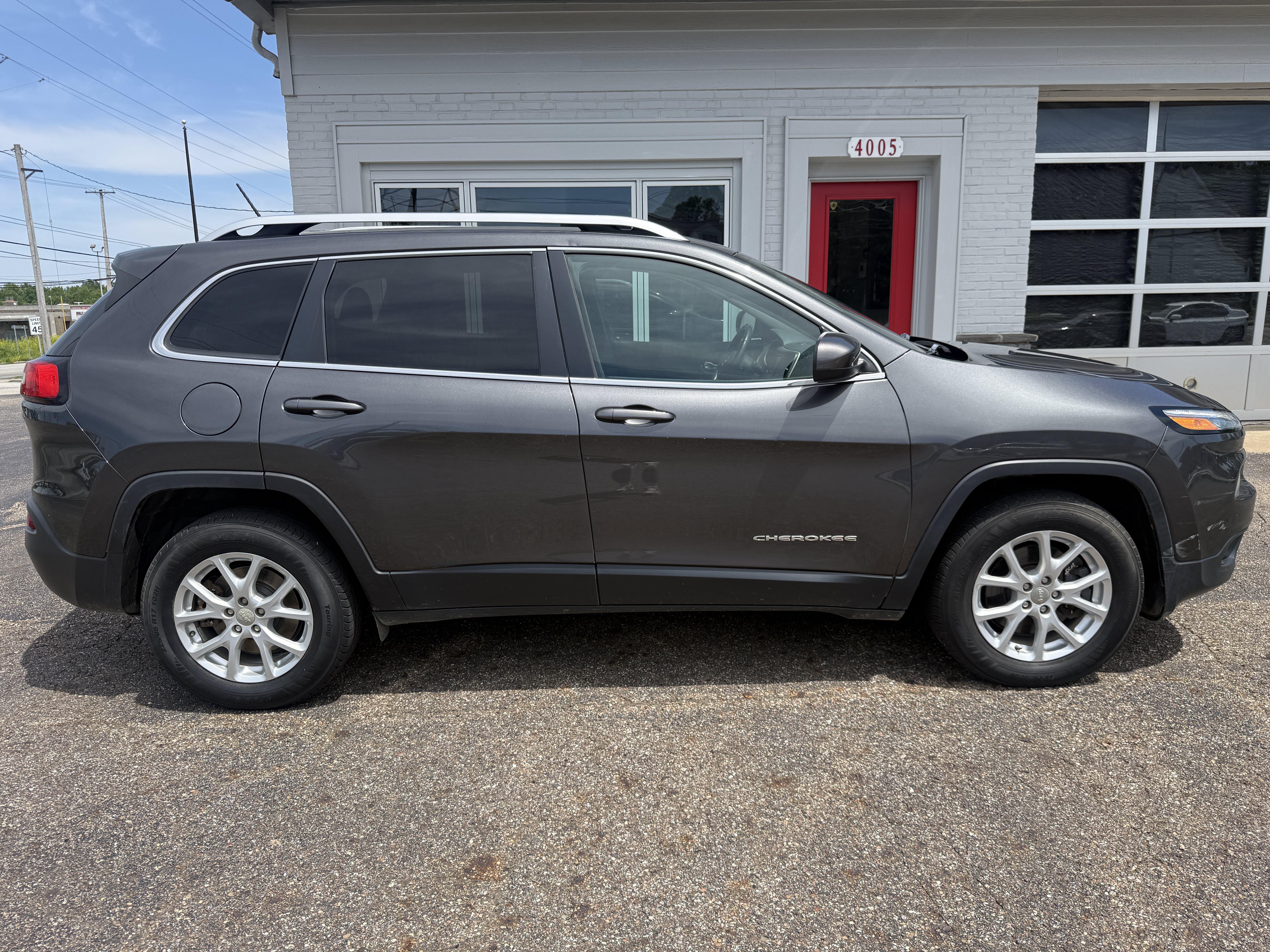 Used 2015 Jeep Cherokee Latitude w/ Cold Weather Group AWD/4WD image 6
