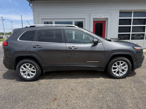 Used 2015 Jeep Cherokee Latitude w/ Cold Weather Group AWD/4WD image 6