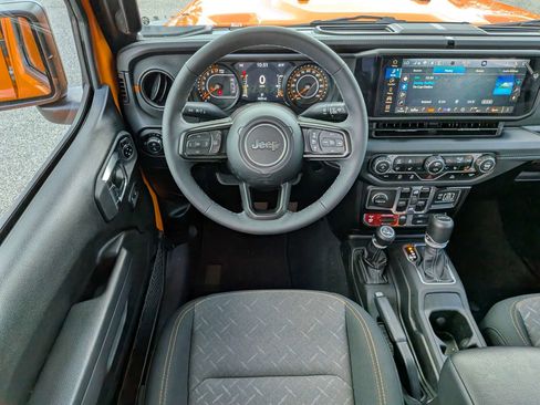 Used 2025 Jeep Gladiator Mojave w/ Convenience Group AWD/4WD image 13