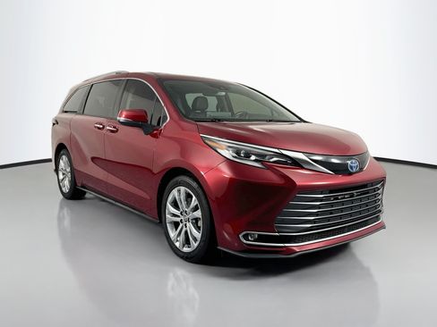Used 2022 Toyota Sienna Platinum FWD image 3
