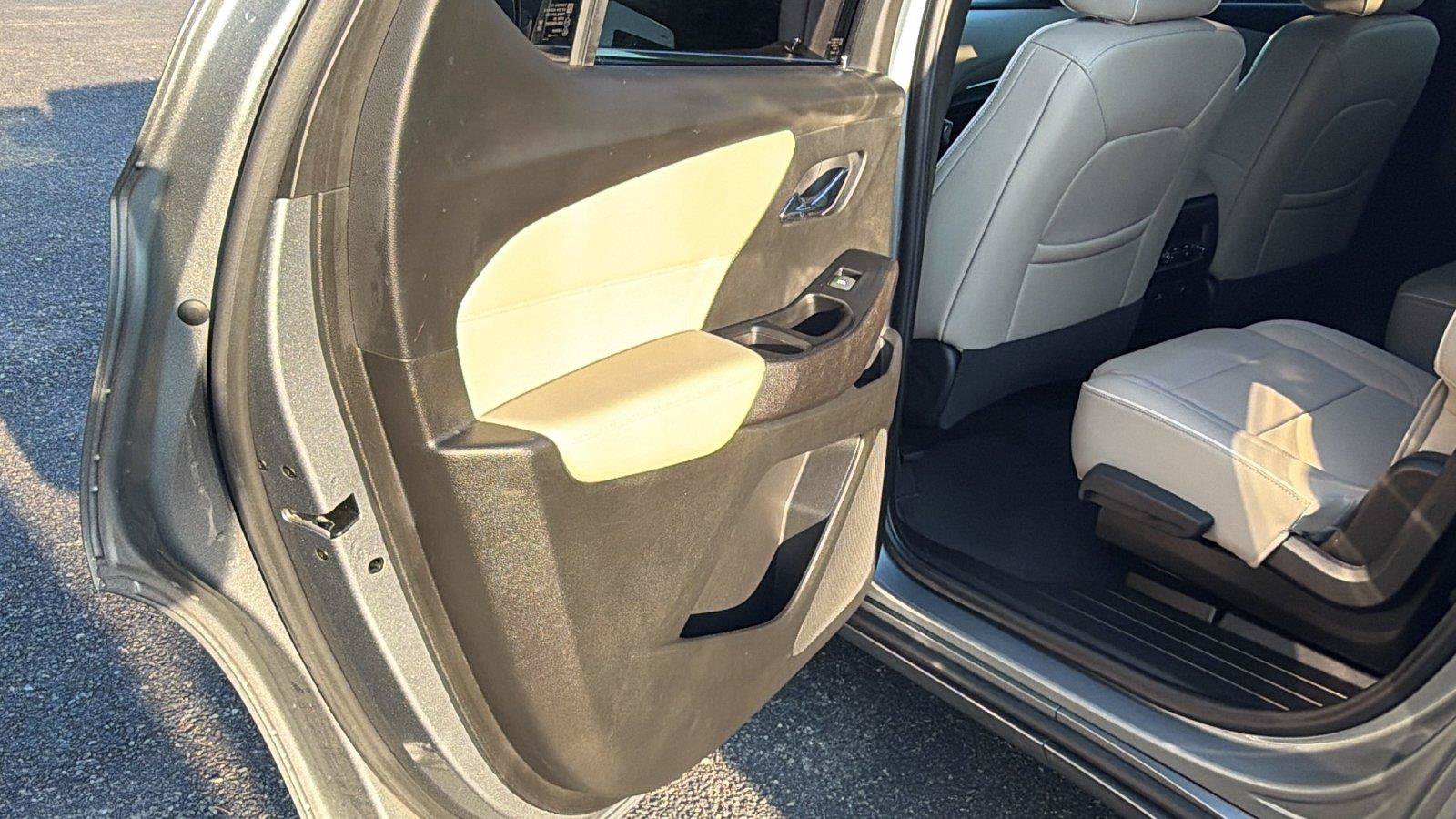 Used 2023 Chevrolet Traverse Premier FWD image 23