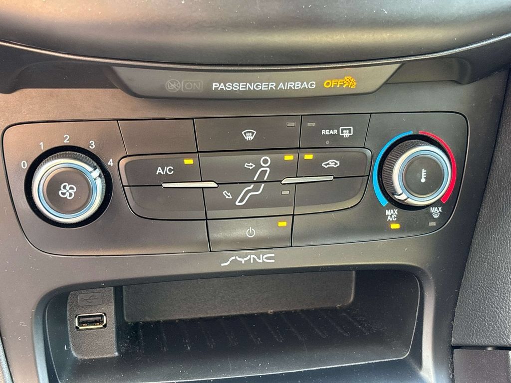Used 2017 Ford Focus SE FWD image 24